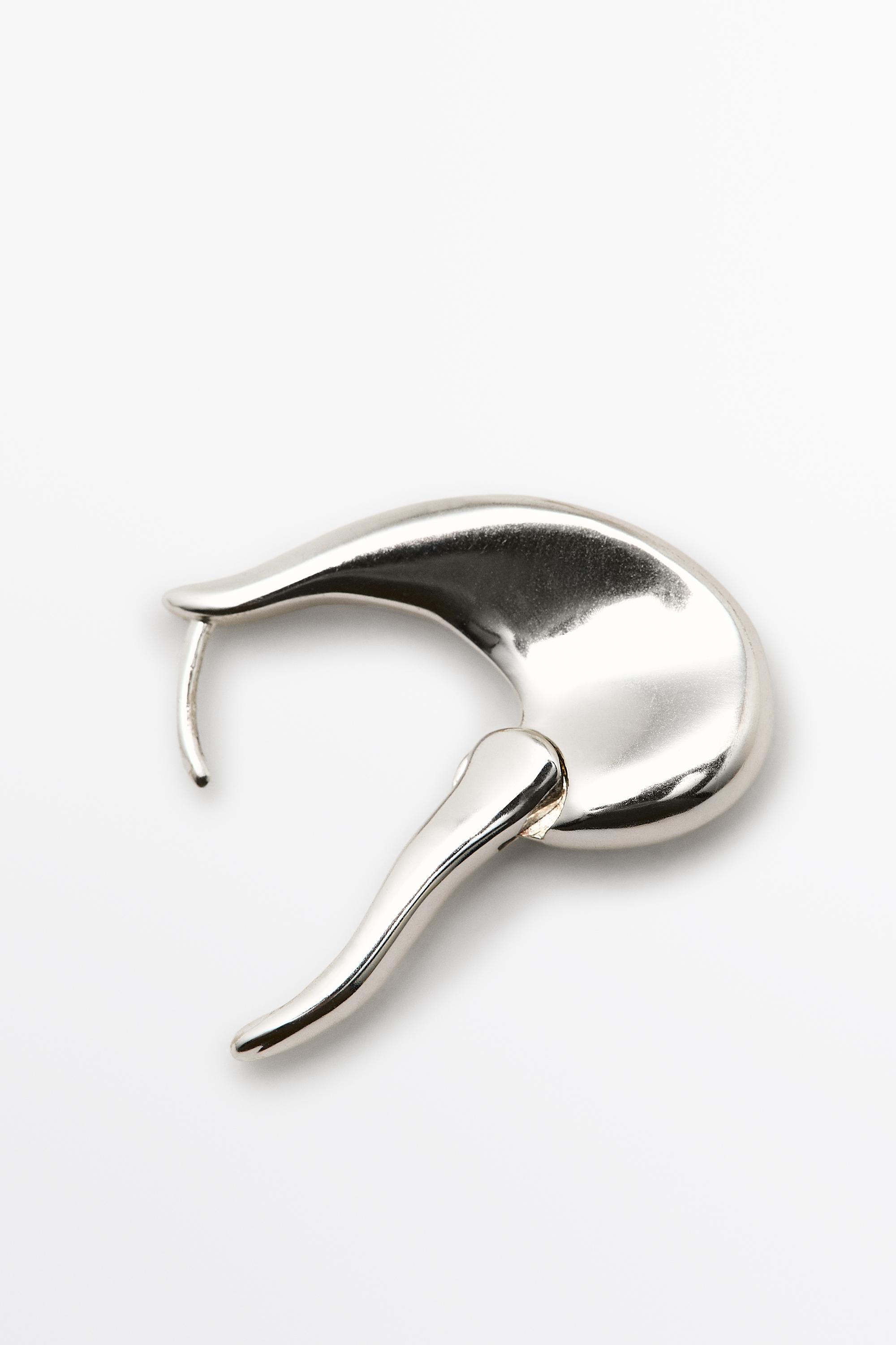 Fluid lines hoop earrings